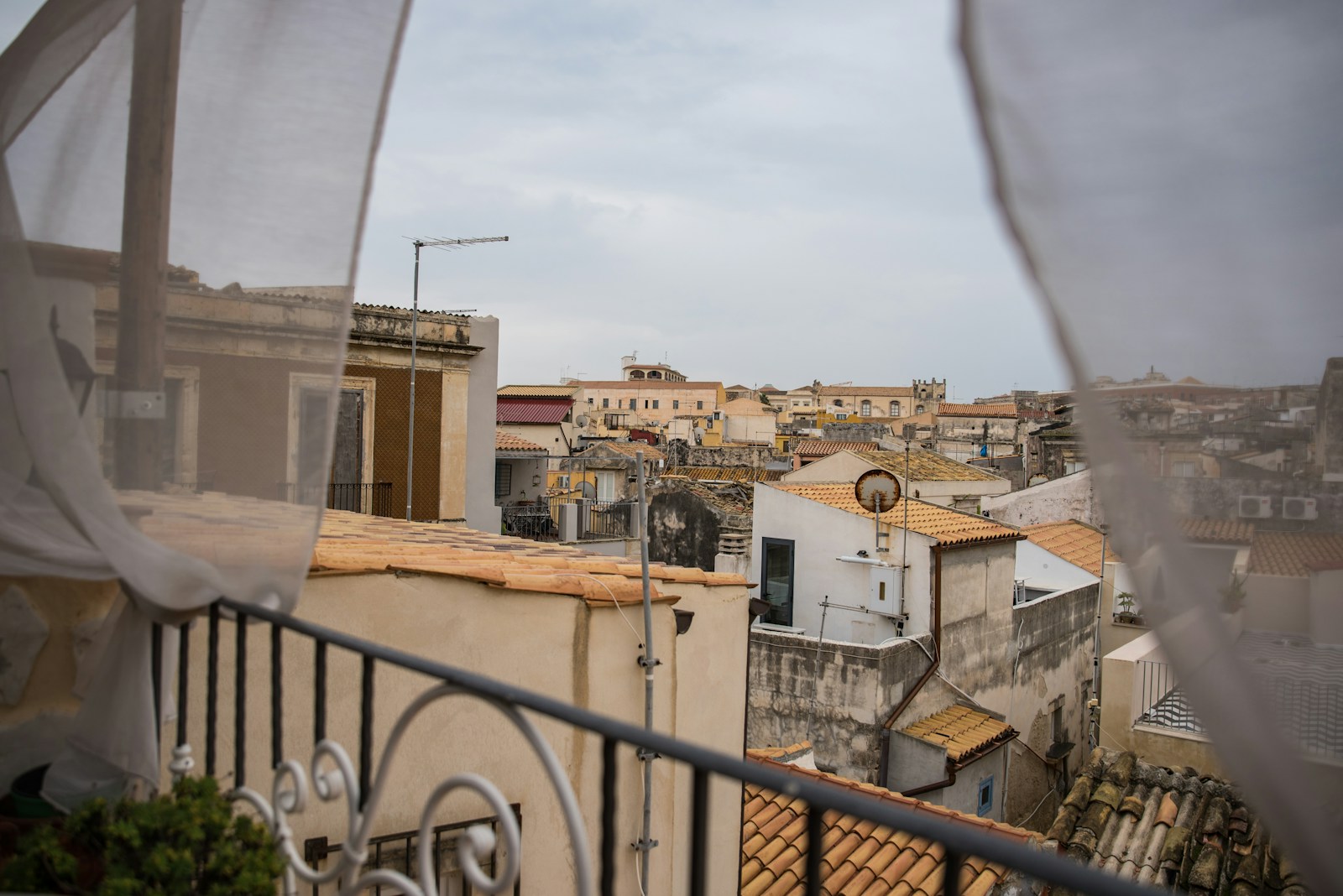 Scopri di più sull'articolo Scopri la Sicilia: Un Viaggio tra Storia, Cultura e Paesaggi Mozzafiato